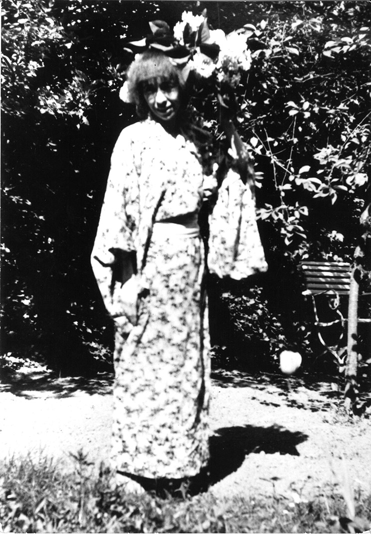 Pisateljica Alma Karlin, oblečena v japonski kimono
