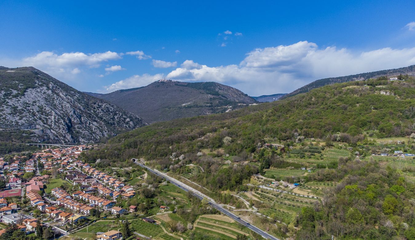 Pogled na obvoznico Kromberk- Solkan, v ozadju hrib Sabotin in Sveta Gora