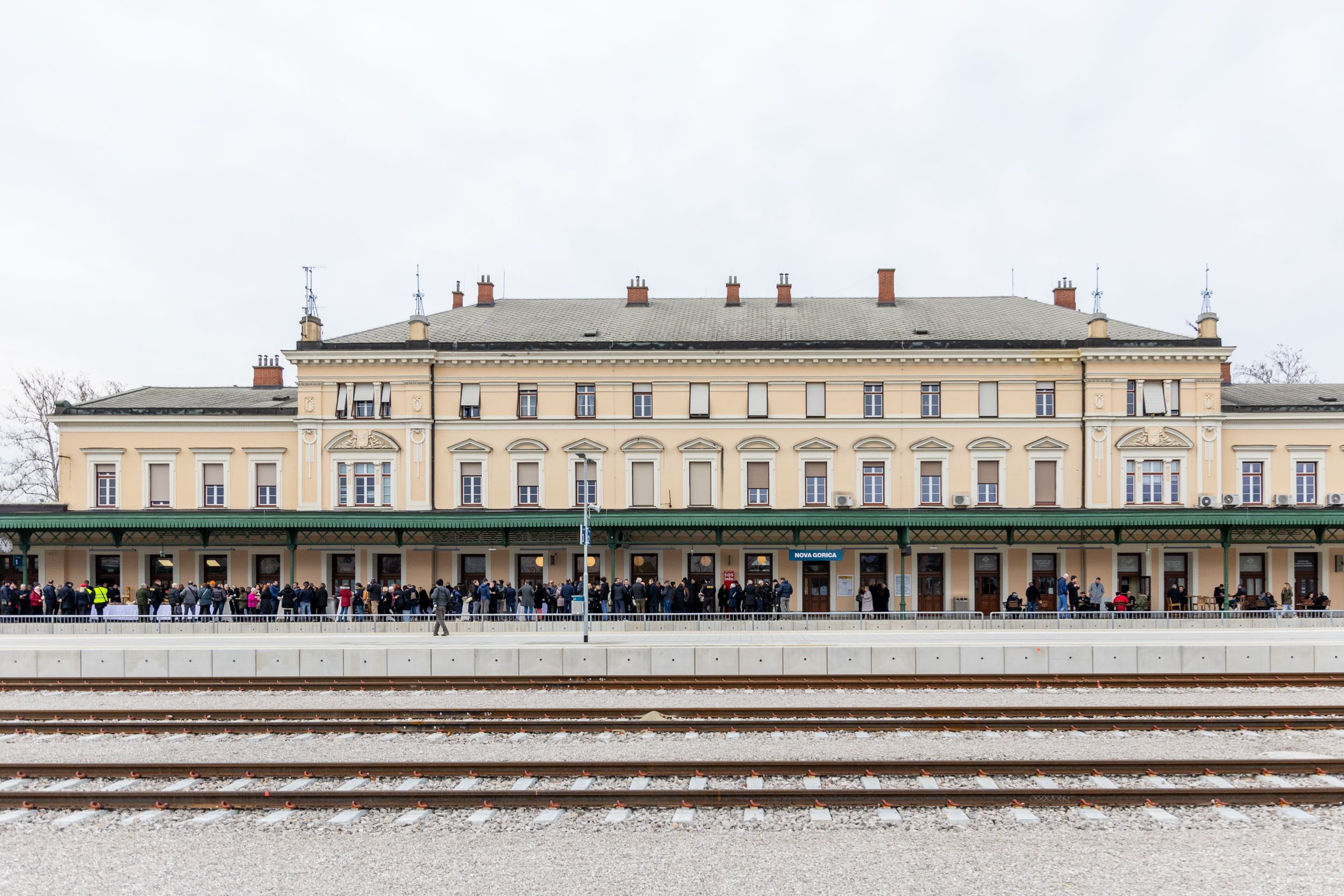 Prenovljena železniška postaja.