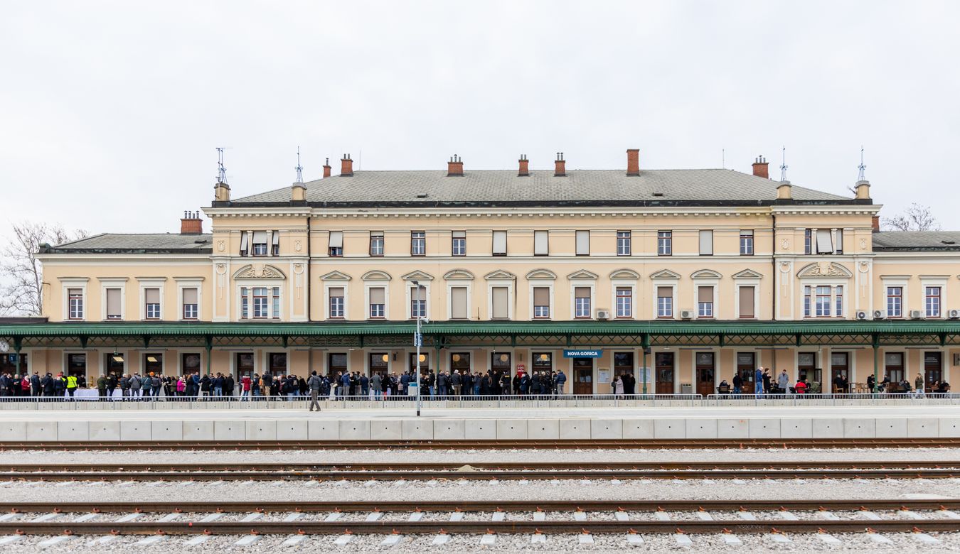 Prenovljena železniška postaja.