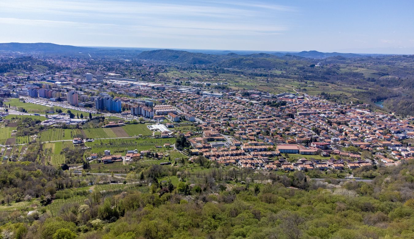 Pogled na Novo Gorico iz Kekca, z vidnimi stavbami,  vidna tudi reka Soča