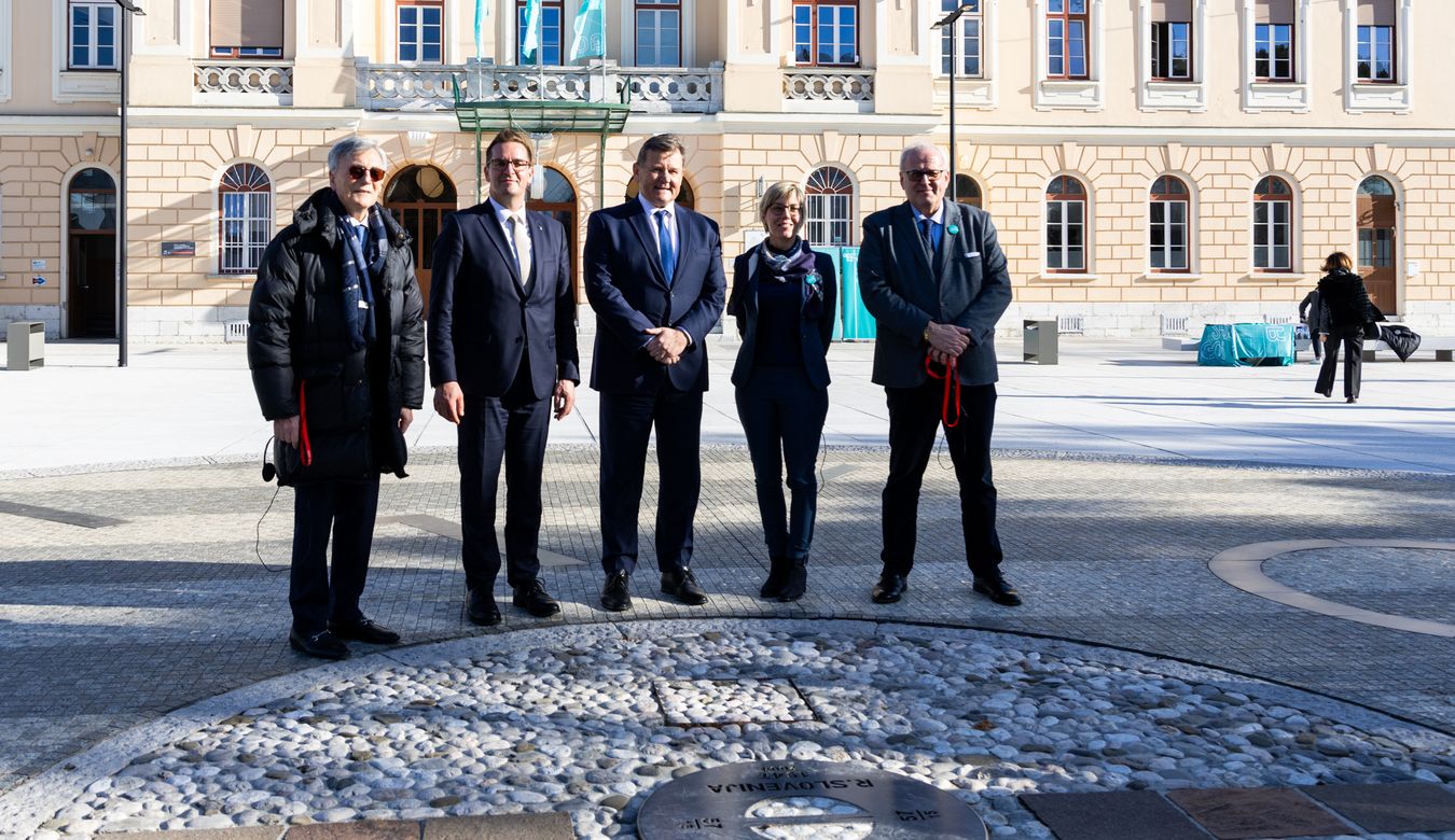 Skupna slika govorcev na odprtju prenovljenega Trga Evrope.