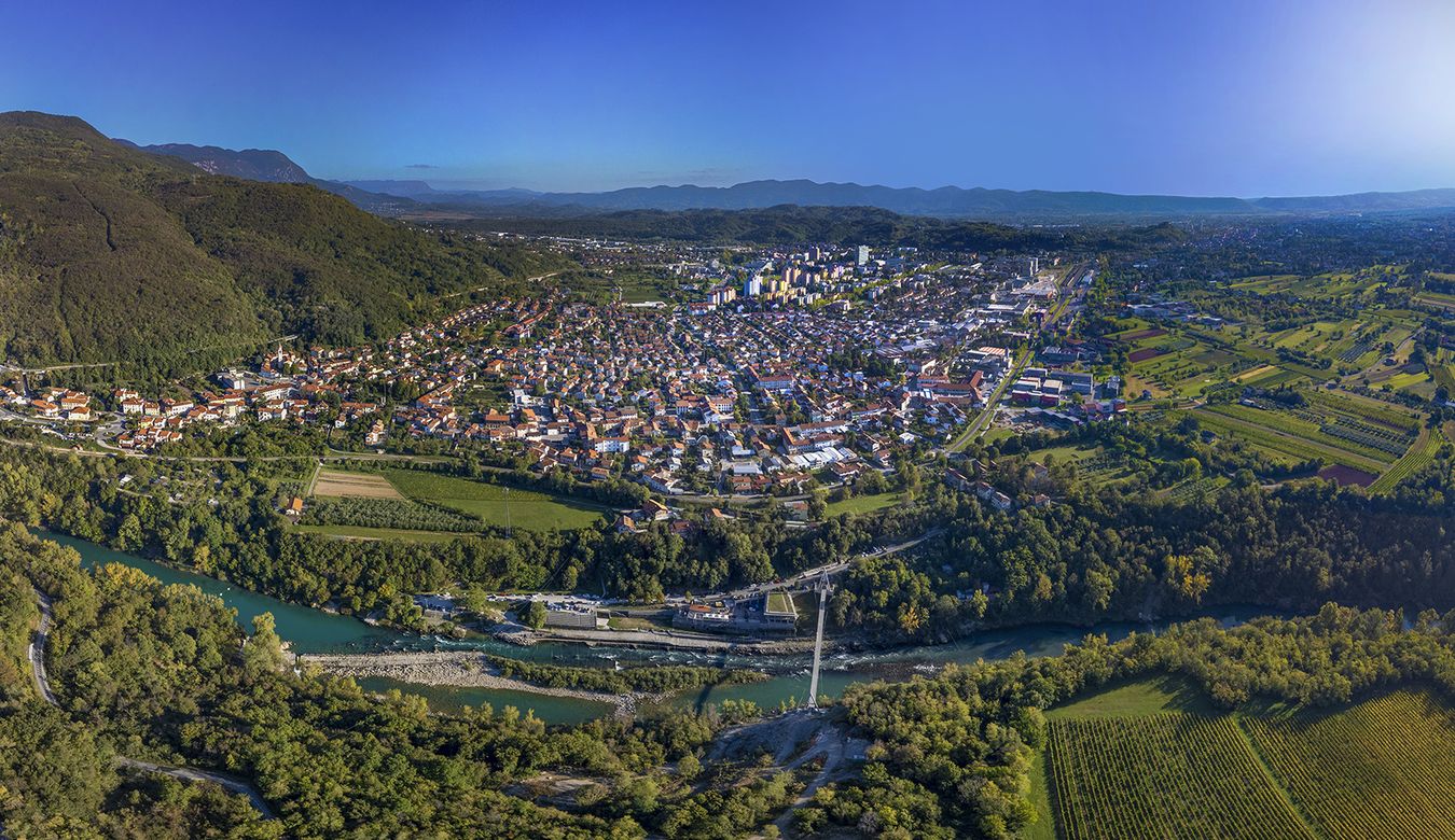 Panoramski posnetek Nove Gorice v današnjem času, v ospredju je reka Soča