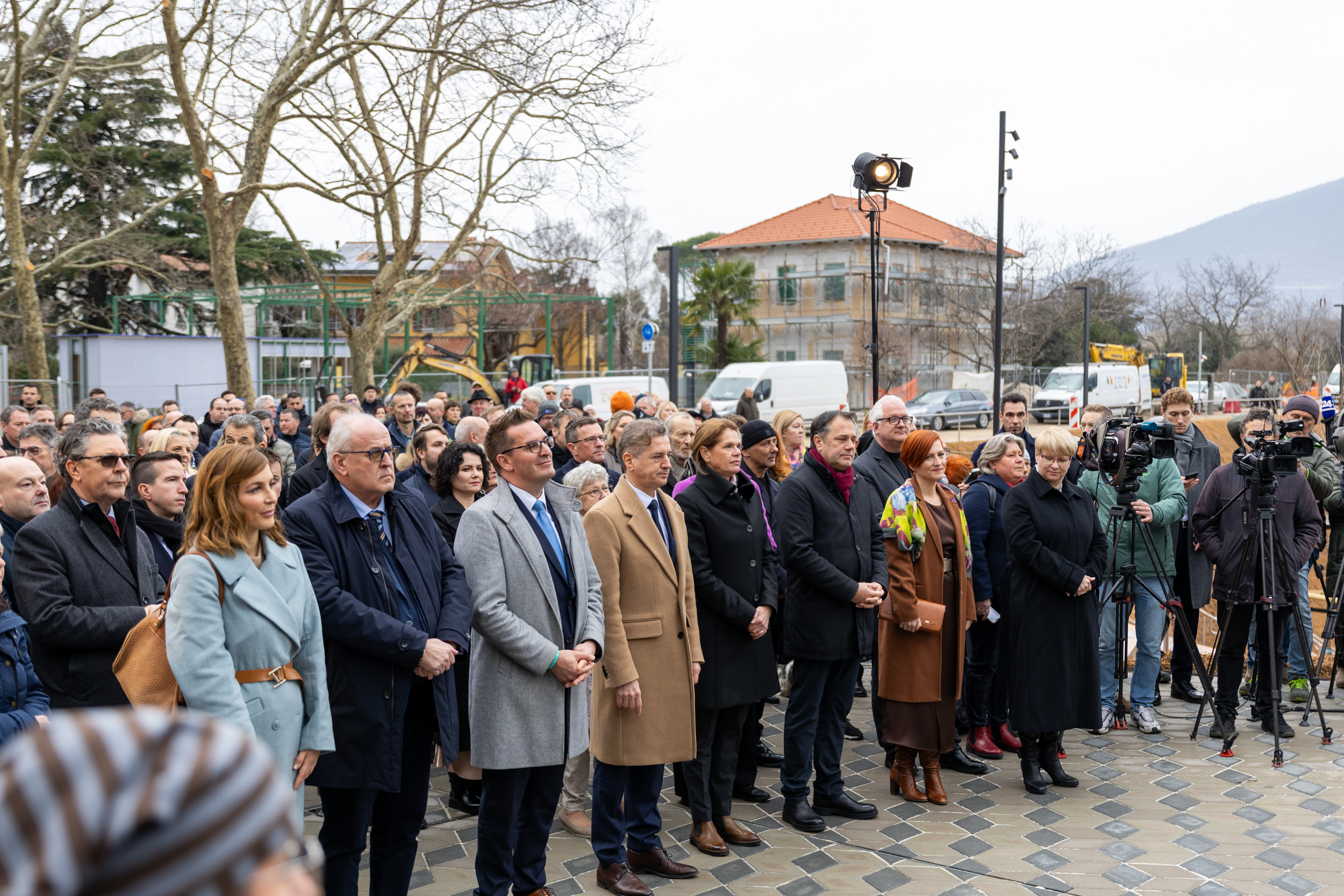 Uradni govorci na odprtju prenovljene novogoriške železniške postaje.