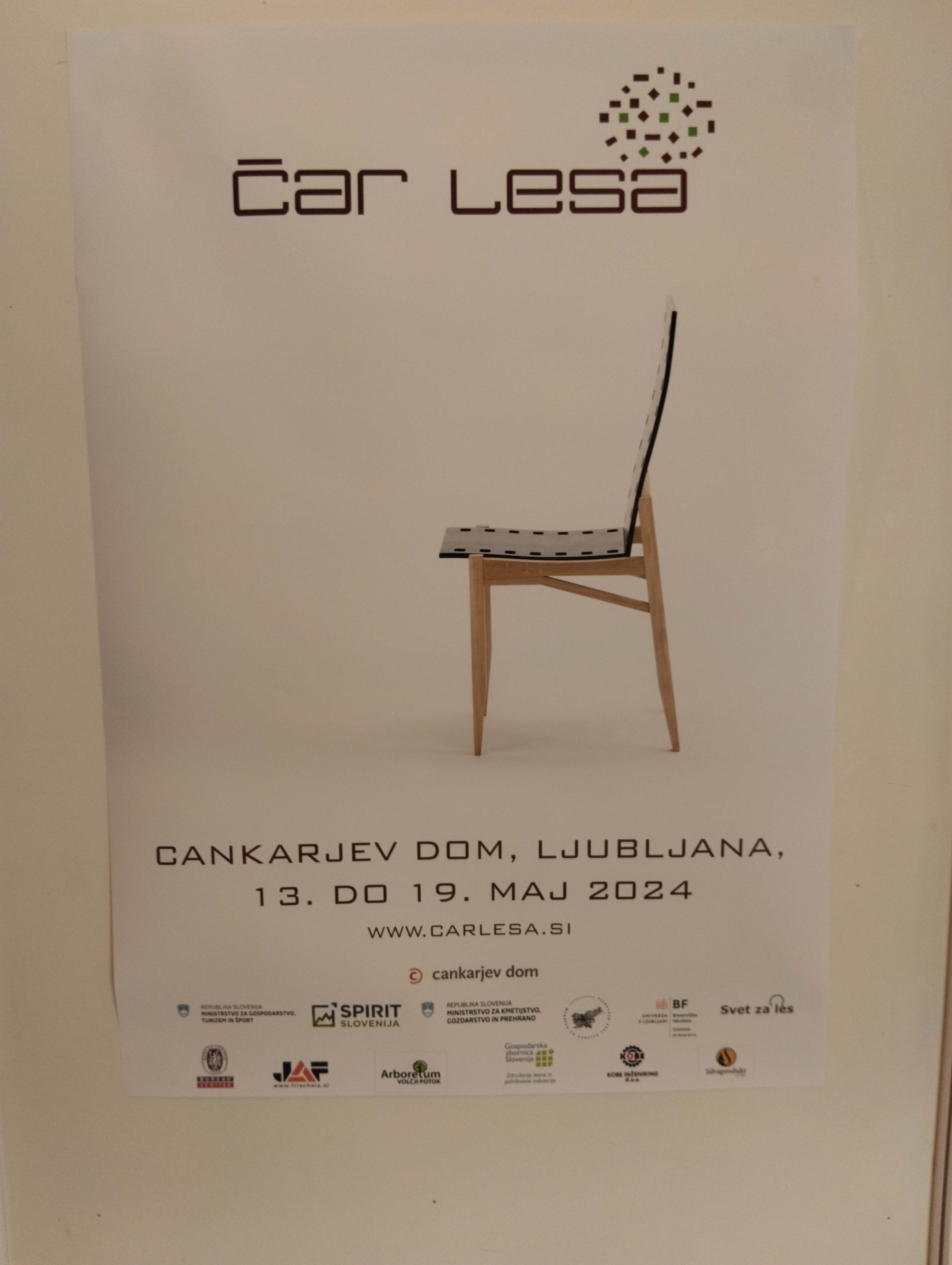 Vabilo na razstavo, na katerem je navedeno ime dogodka: "Čar lesa"; kraj: Cankarjev dom, Ljubljana; ter datum dogodka: od 13. do 19.  5. 2024.