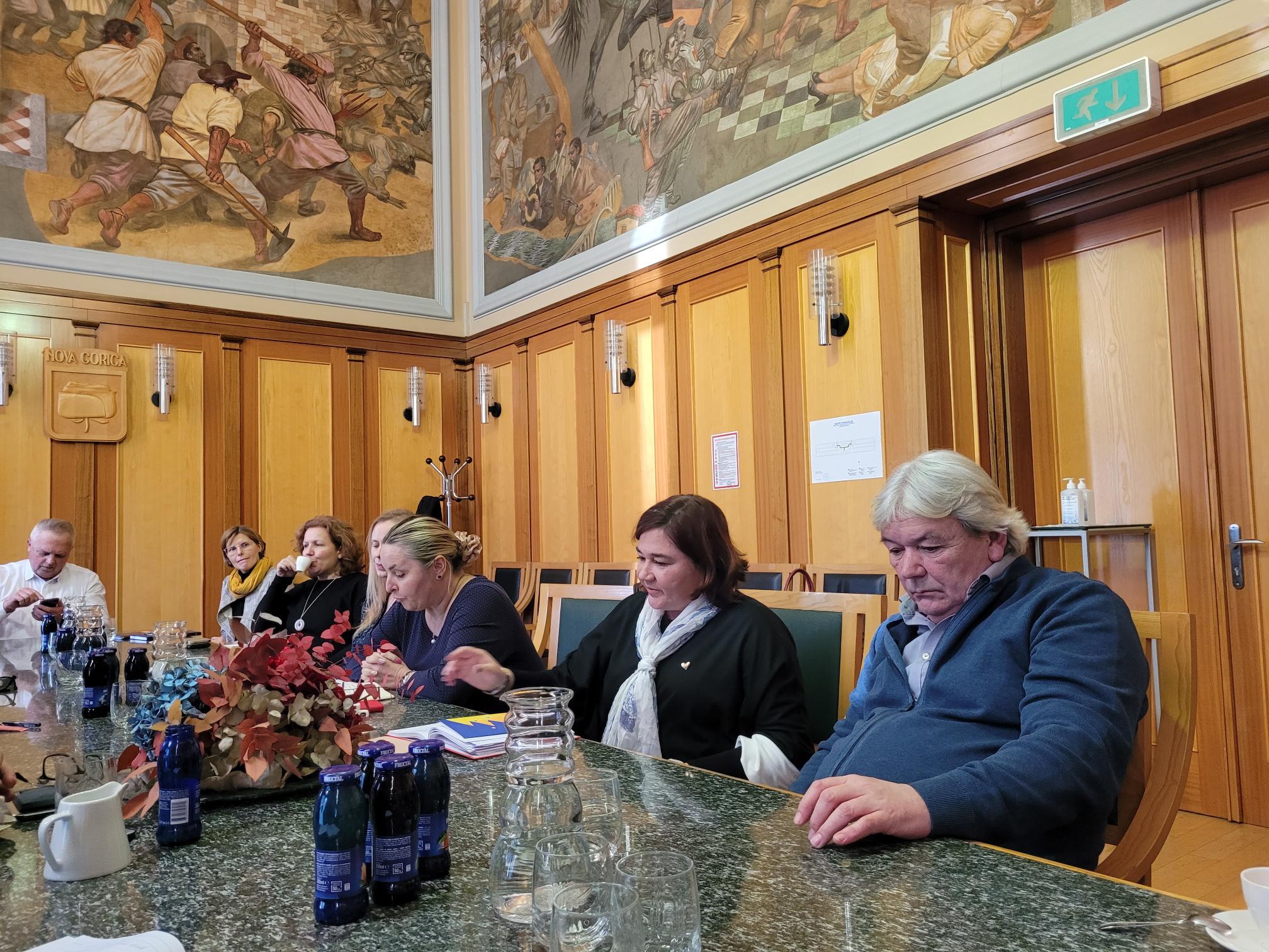 Sestanek župana s predstavniki javnih zavodov s področja kulture v zeleni dvorani v občinski stavbi