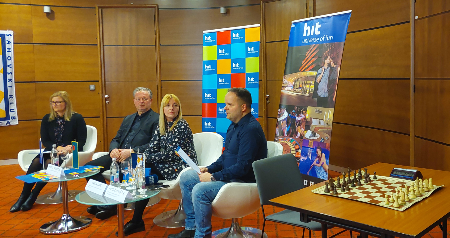 Novinarska konferenca, na kateri so prisotni podžupan mestne občine Marko Tribušon, predsednik Šahovskega kluba Nova Gorica Matjaž Lovišček ter dve sodelavki podjetja Hit