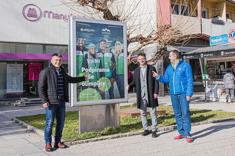 Podžupan Simon Rosič s še dvema moškima stoji pred Bevkovim trgom v Novi Gorici