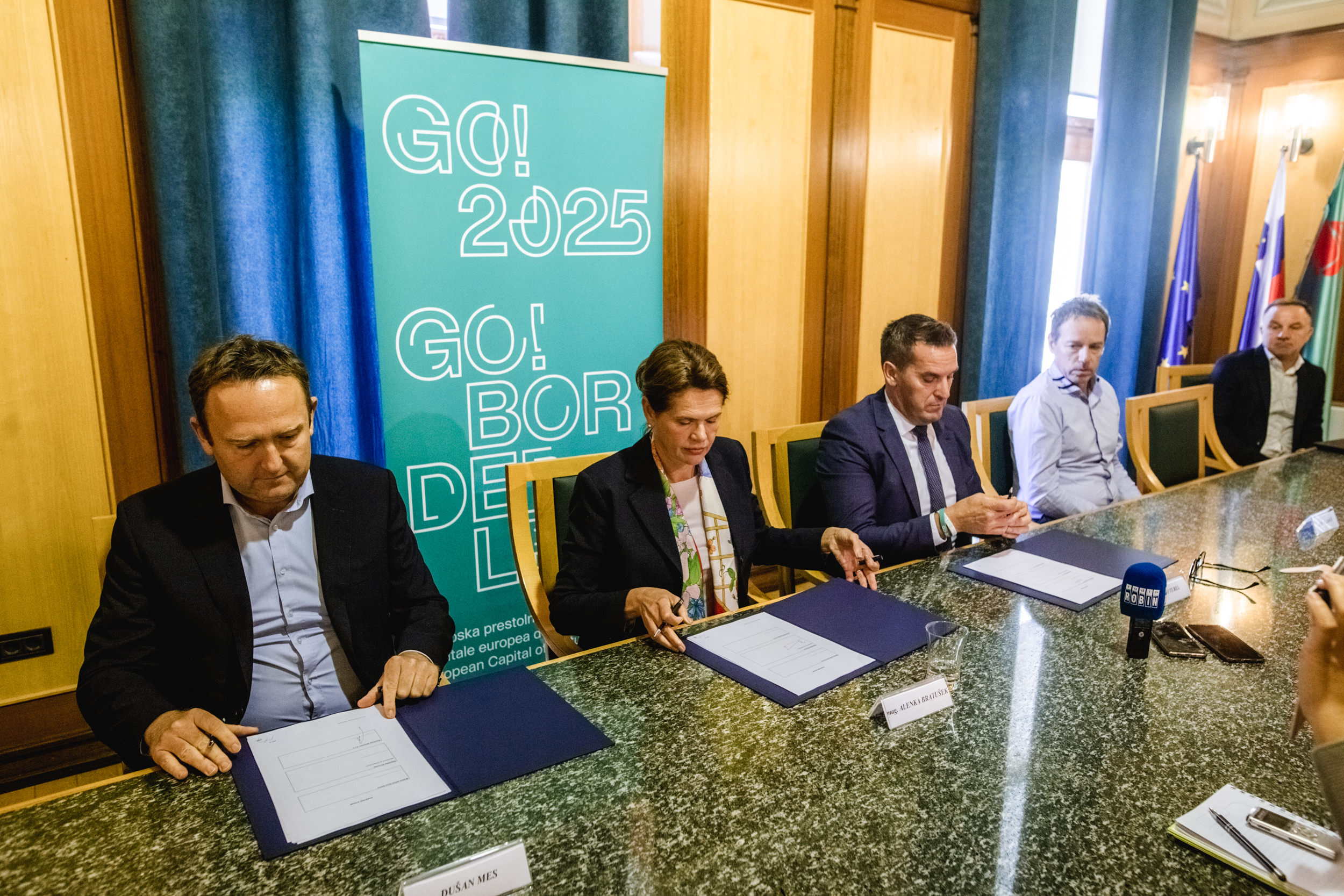 Novogoriški župan, ministrica za infrastrukturo ter direktor Slovenskih železnic podpisujejo Sporazum