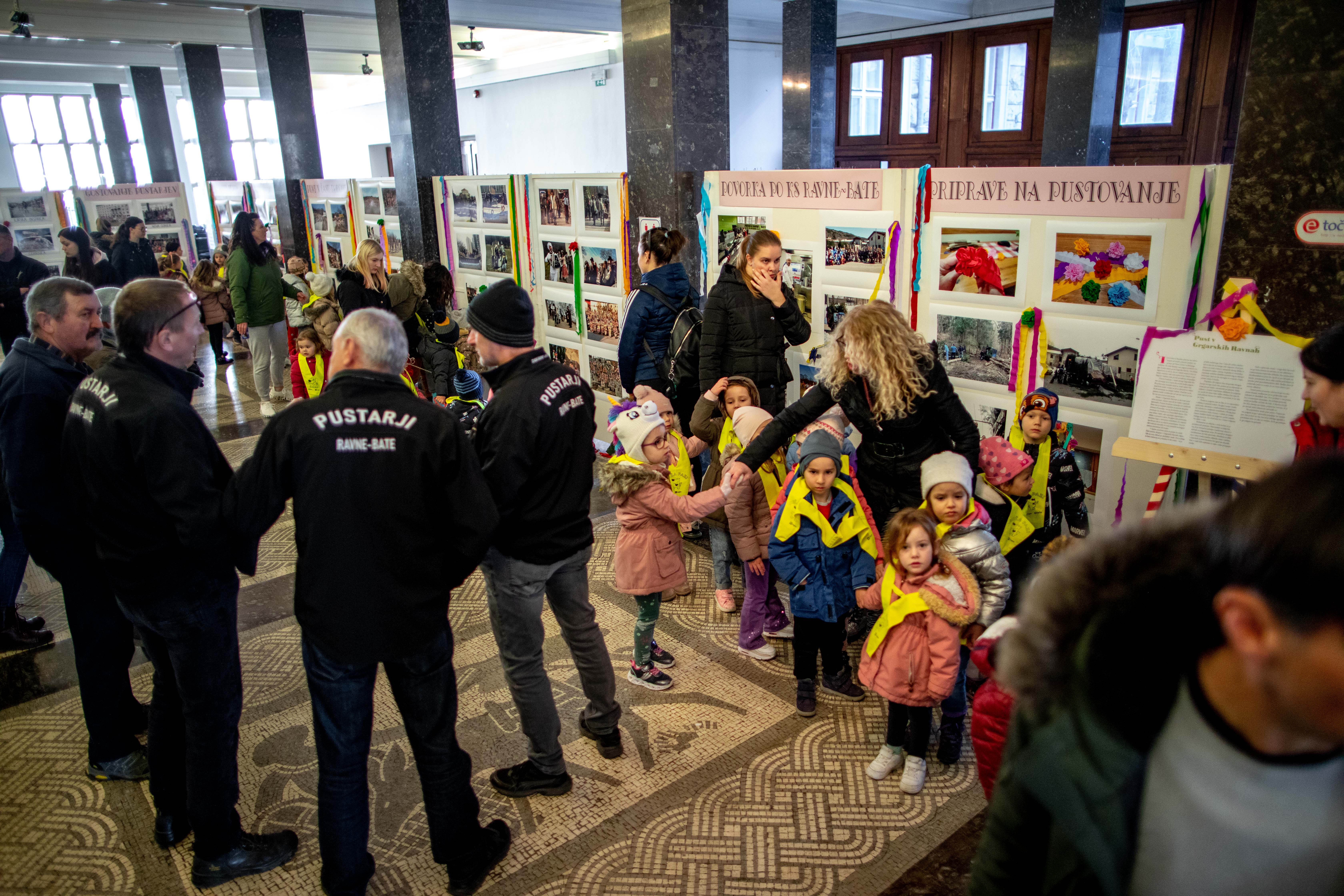 Obiskovalci v avli novogoriške občine ob odprtju razstave