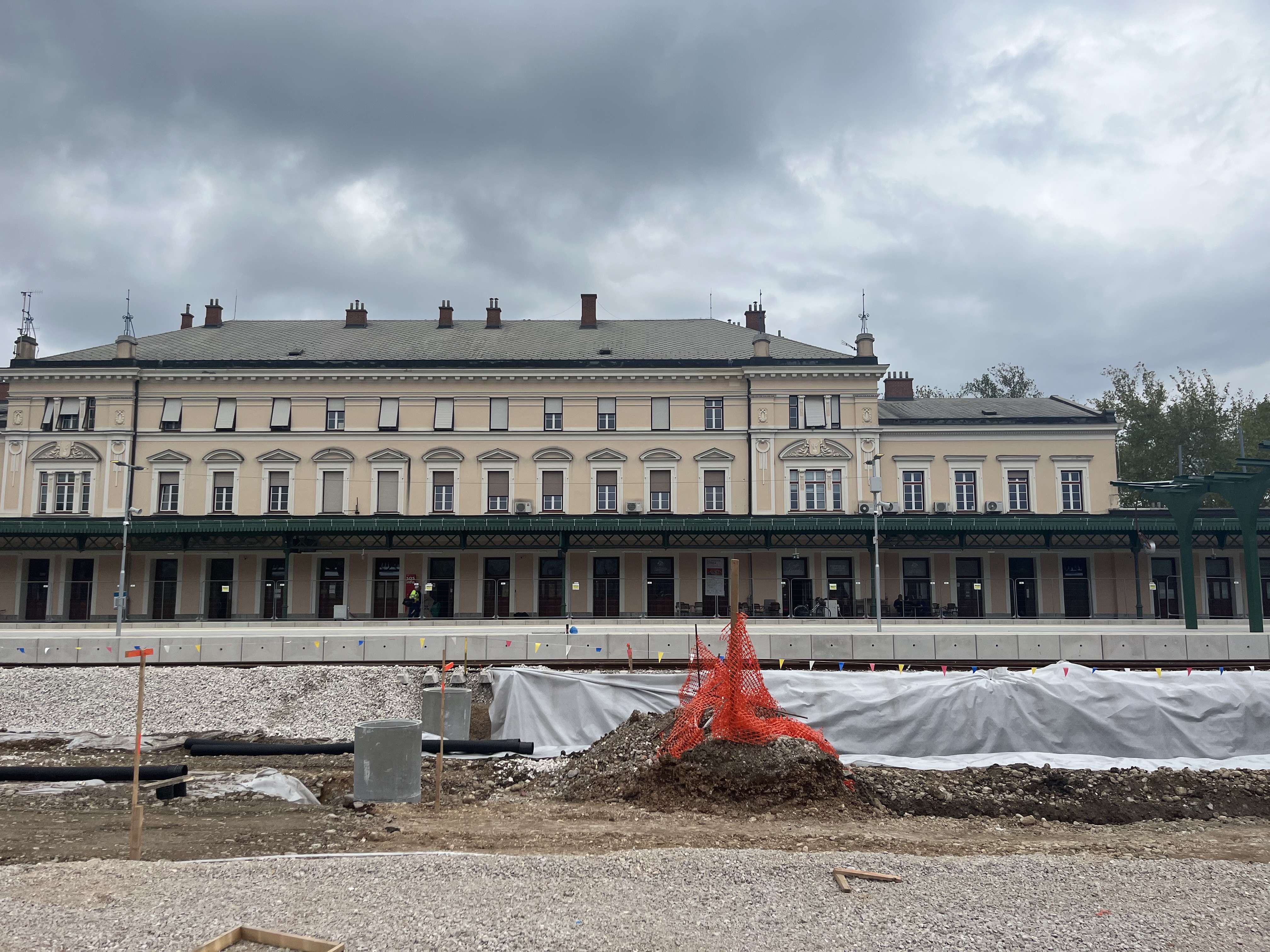 Lokacija najdene bombe, v ozadju je stavba novogoriške železniške postaje.