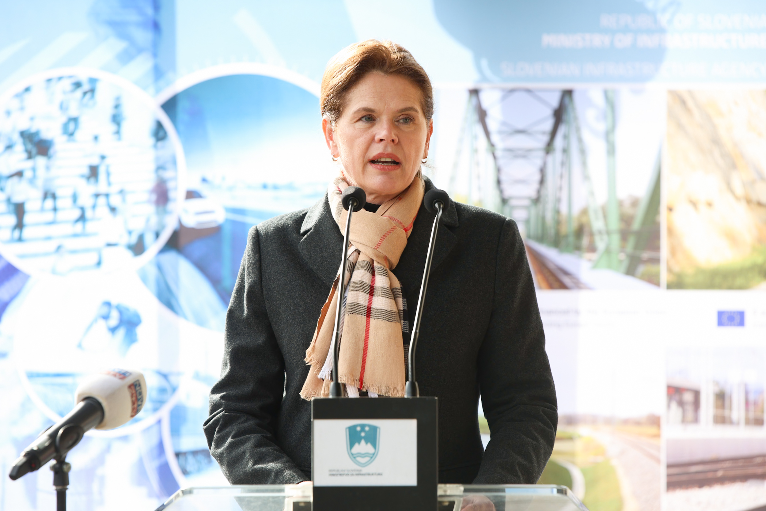 Alenka Bratušek, ministrica za infrastrukturo, podaja nagovor
