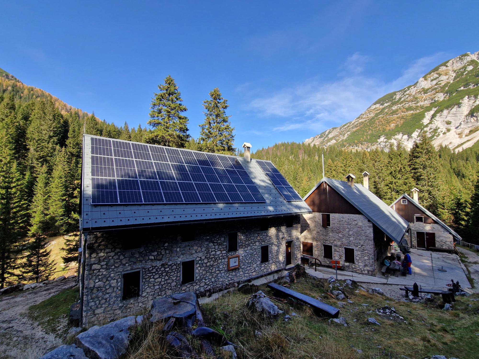 Planinski dom pri Krnskih jezerih z novo sončno elektrarno.