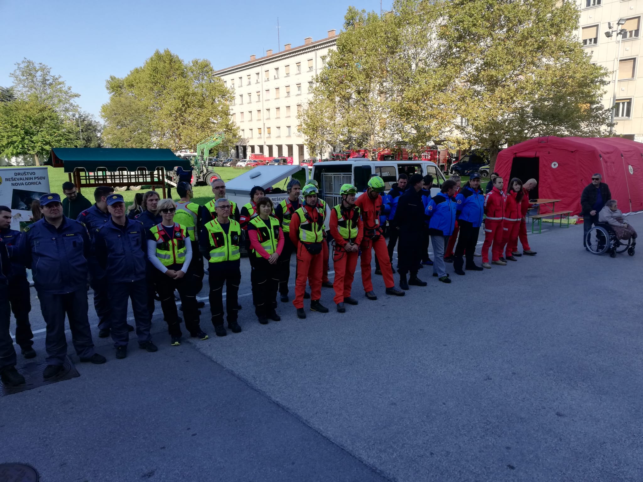 Častni postroj Civilne zaščite Nova Gorica. V dveh vrstah stojijo pripadniki različnih enot, med drugim pripadniki enot policije, reševalcev, gorskih reševalcev ter civilne zaščite.