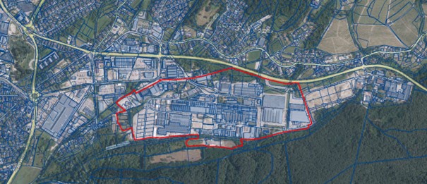 Območje Poslovne cone Meblo. Območje je umeščeno med glavno cesto Nova Gorica - Šempas (sever), gozdom Panovec (jug) in glavno cesto Nova Gorica - Šempeter pri Gorici (zahod). Gre za veliko območje.