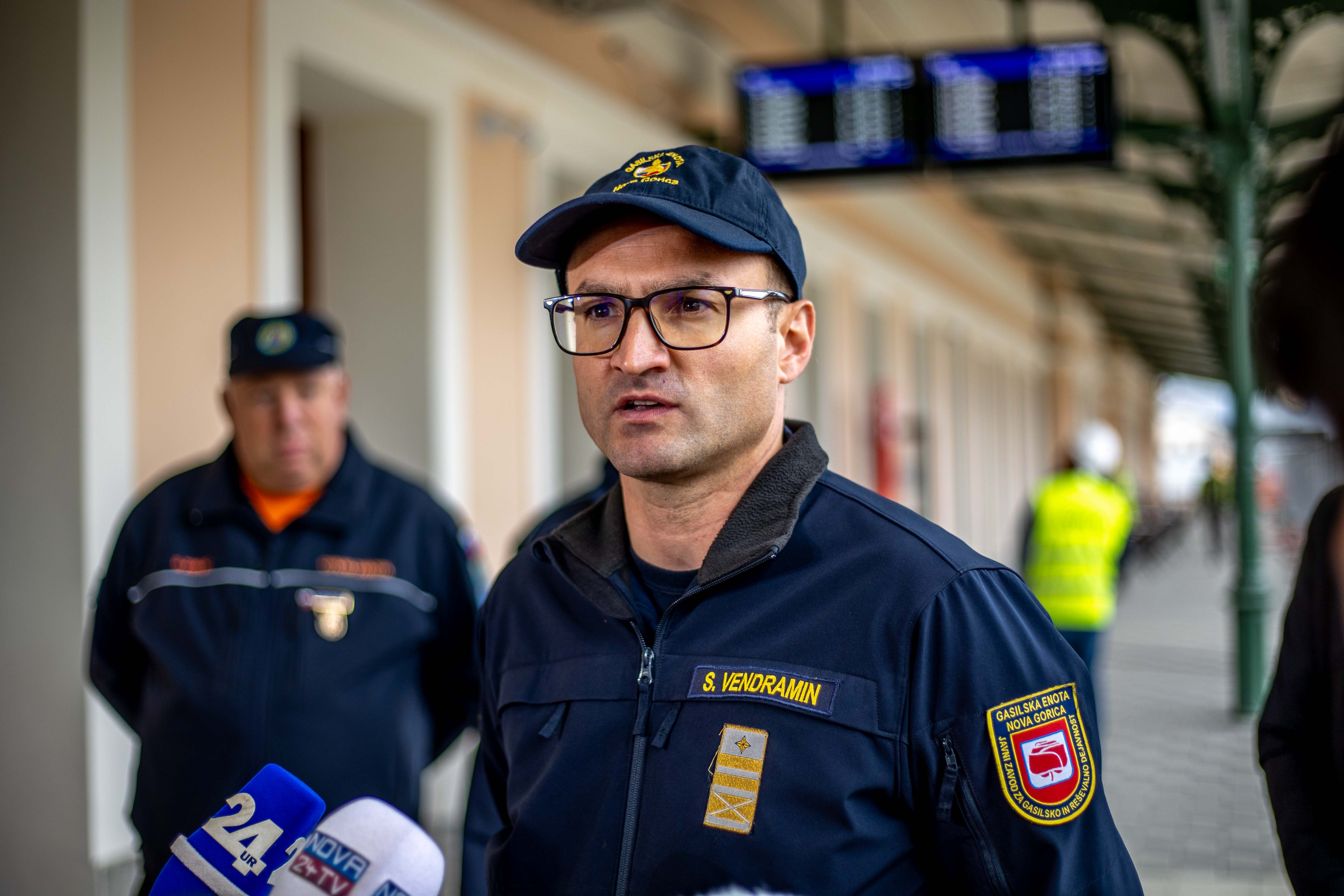 Simon Vendramin, vodja evakuacije, podaja izjavo za medije.