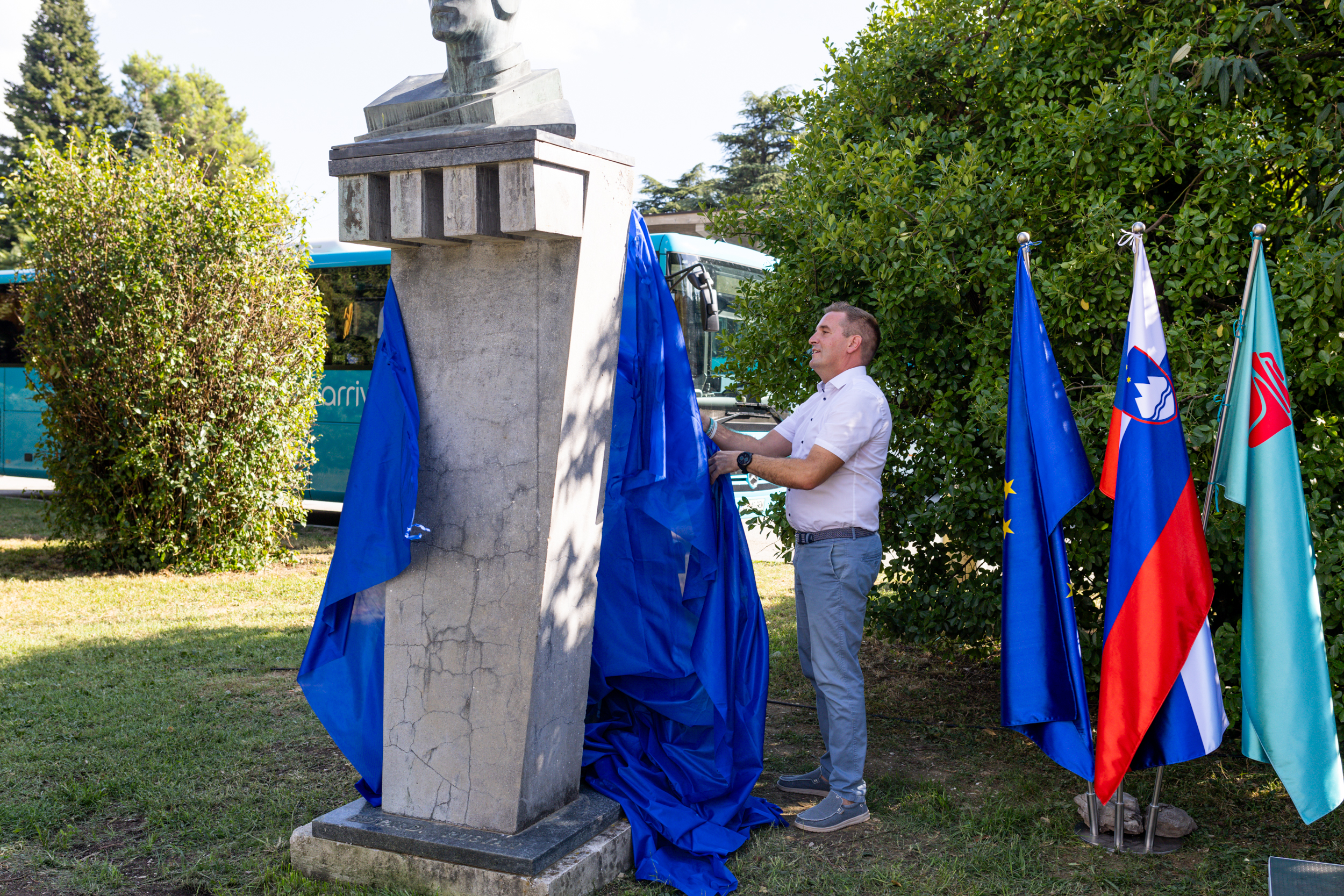 Novogoriški župan Samo Turel odkriva spomenik Edvarda Rusjana