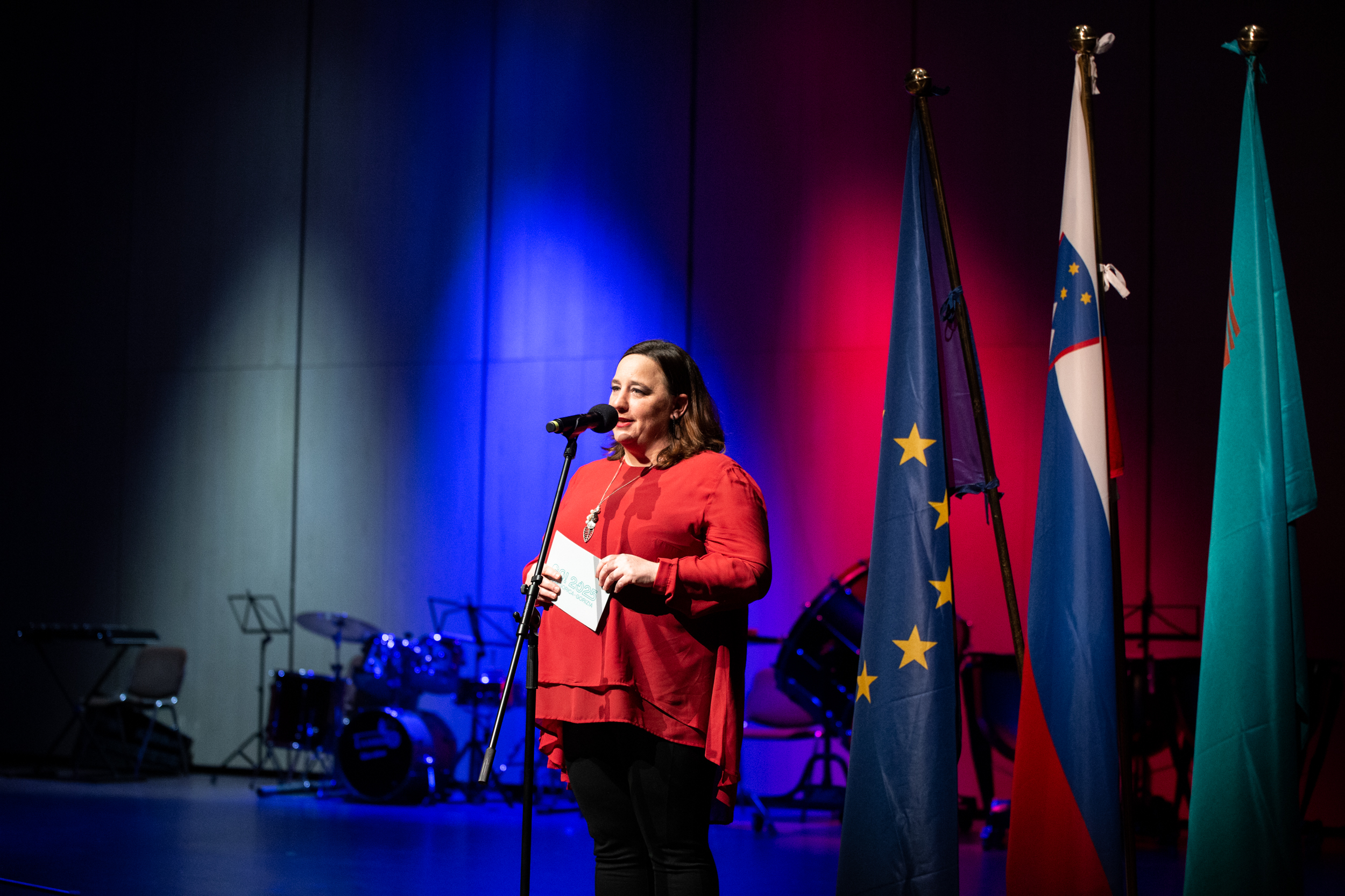 Slavnostna govornica Vesna Humar ima govor na odru Kulturnega doma Nova Gorica ob slovenskem kulturnem prazniku