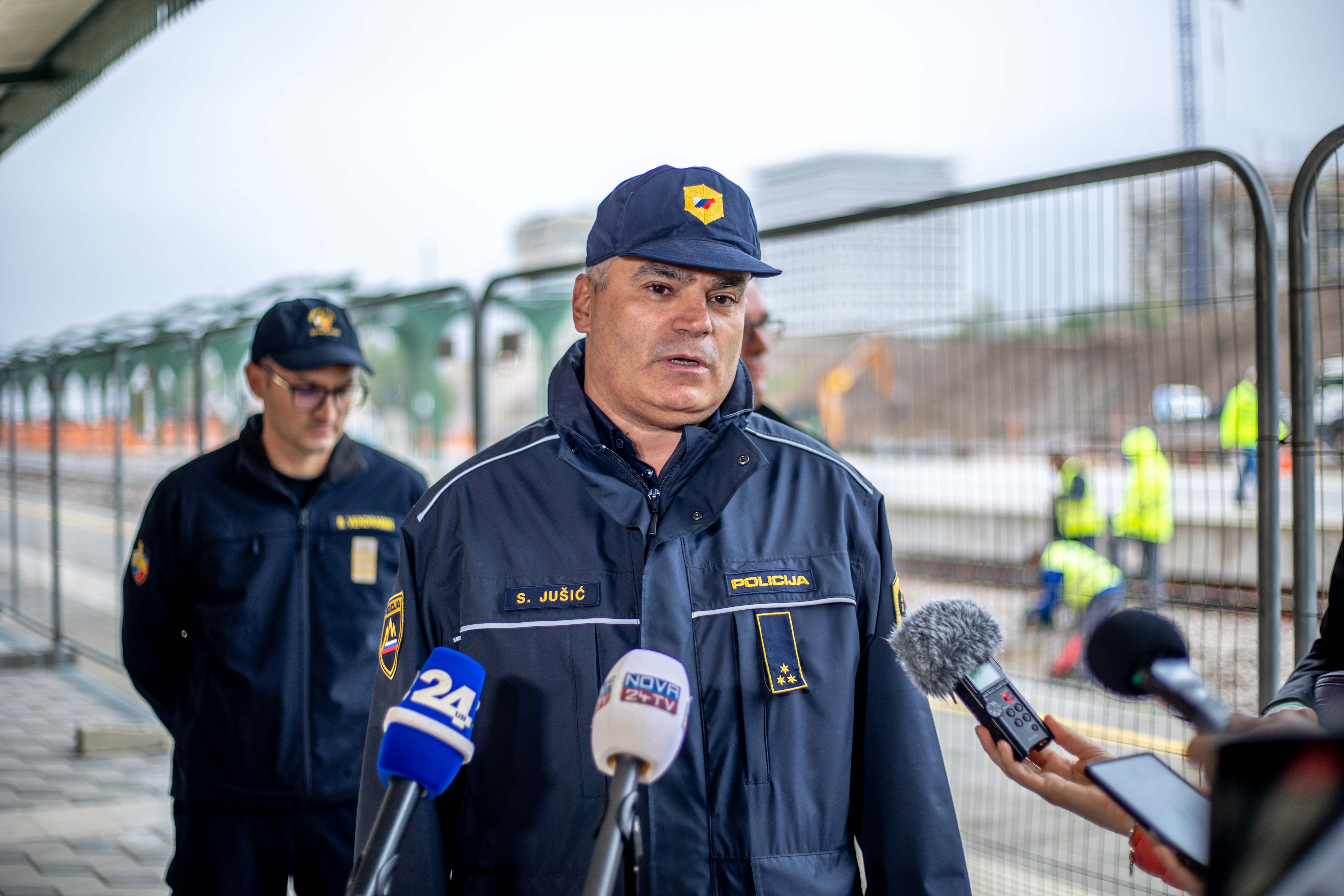 Sejad Jušić, načelnik Policijske postaje Nova Gorica, stoji pred mikrofoni in podaja izjavo za medije.