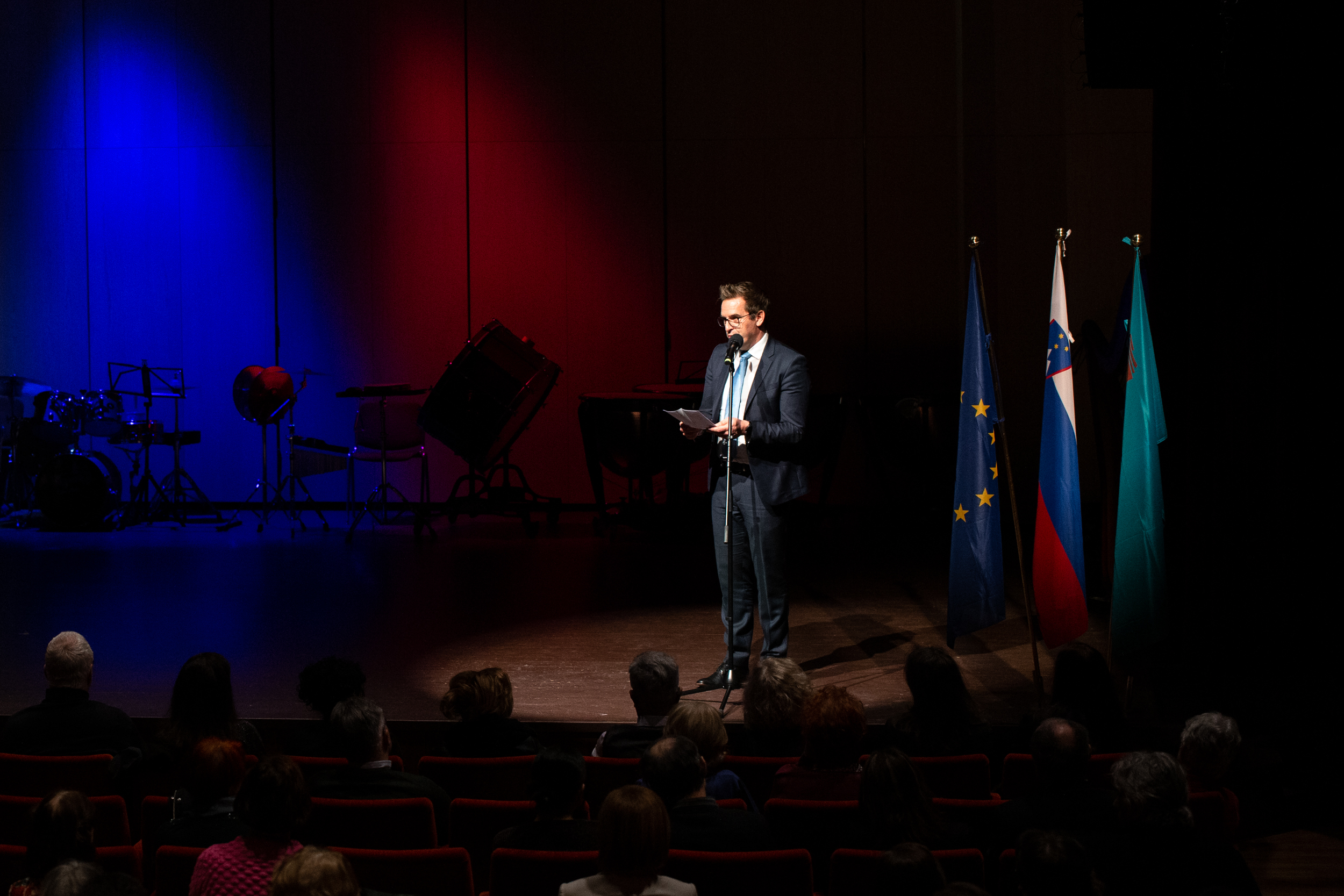 Novogoriški župan ima govor na odru Kulturnega doma Nova Gorica ob slovenskem kulturnem prazniku