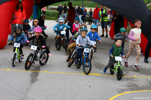 Start najmlajše kategorije kolesarjev.